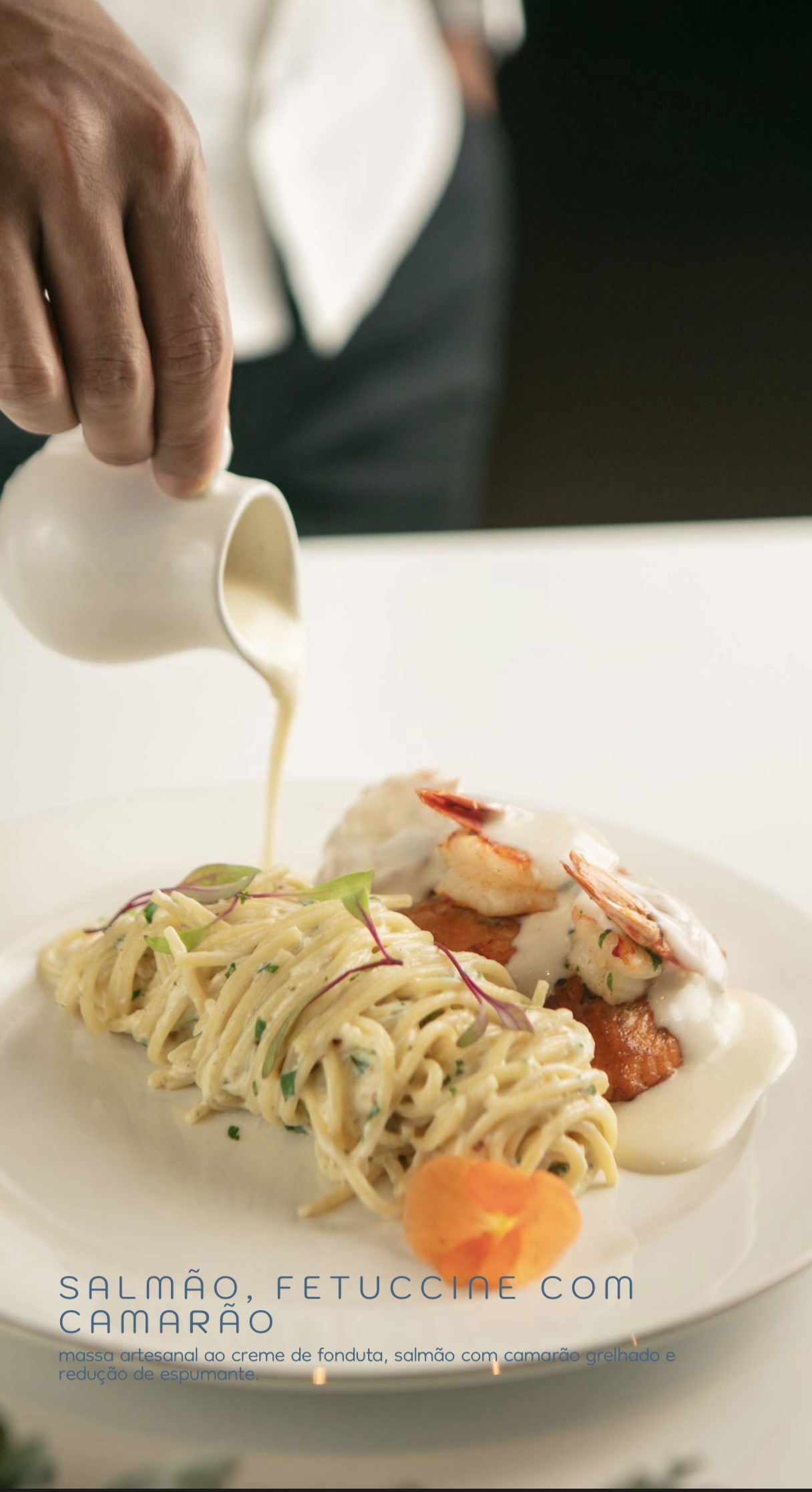 Salmão, fettuccine com camarão e redução de espumante
