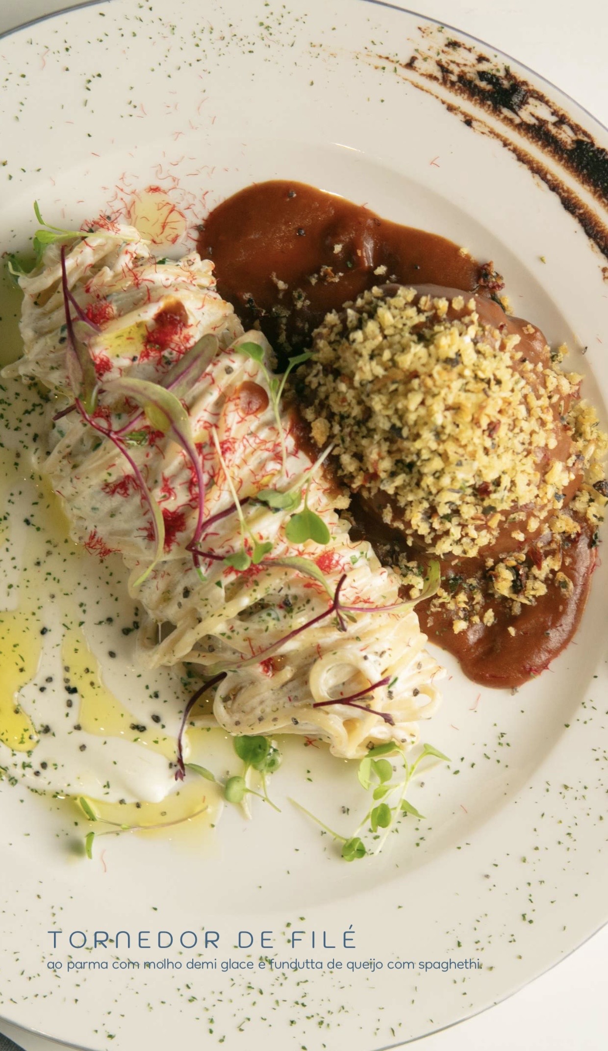 Tornedor de filé ao parma com molho demi-glace e fonduta de queijo com espaguete