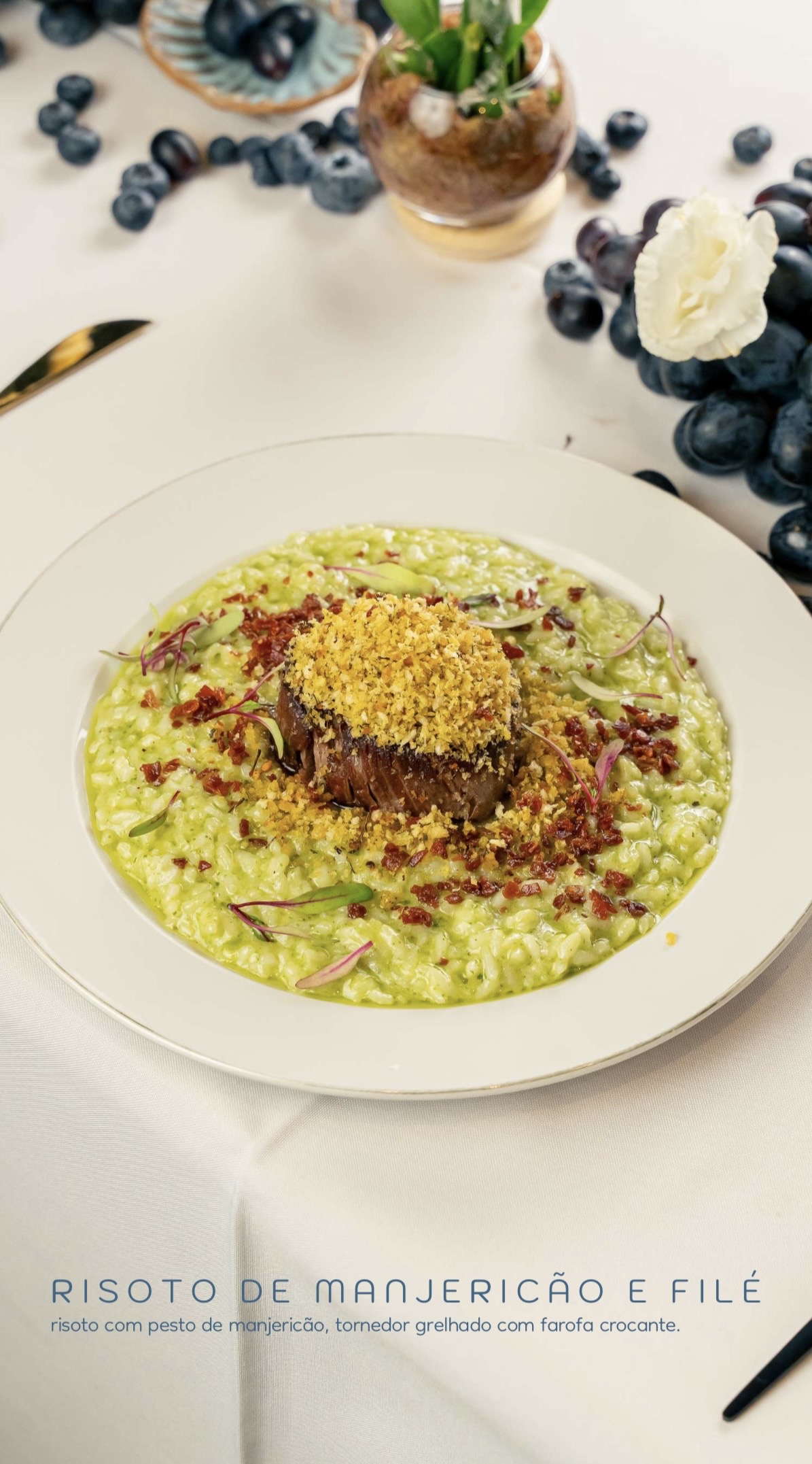 Risoto de manjericão com medalhão de filé