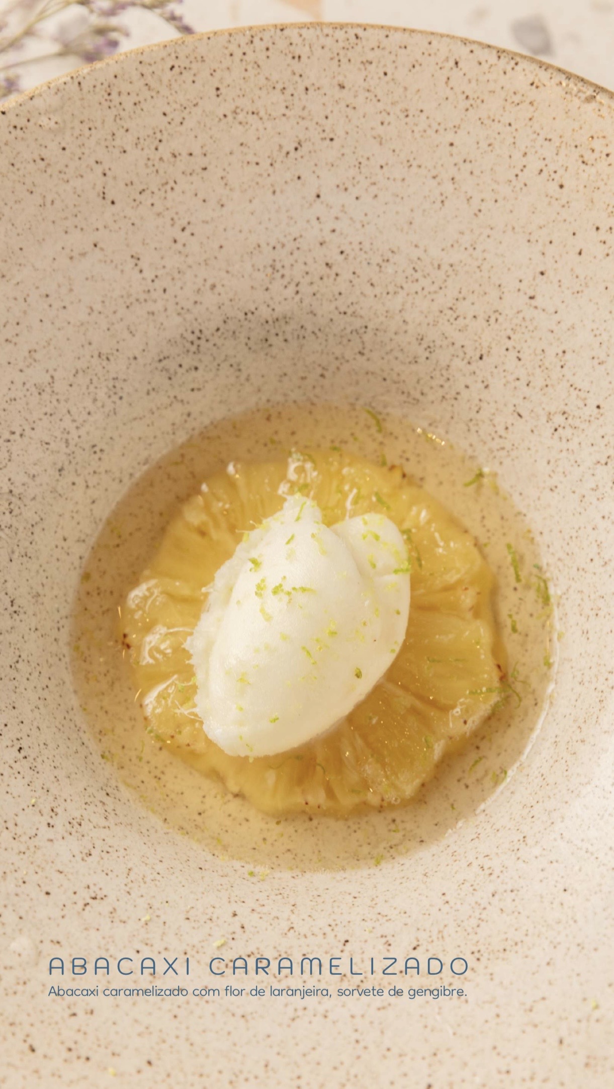 Abacaxi caramelizado com flor de laranjeira e sorvete de gengibre
